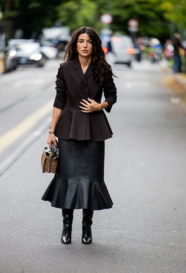 Nie tylko peplum blouse. Spódnica z baskinką wraca w 2026