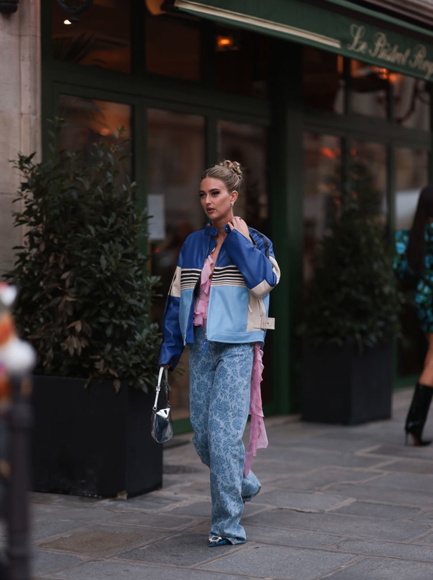 Street Style - Paris Fashion Week - Womenswear Spring/Summer 2023 : Day Five