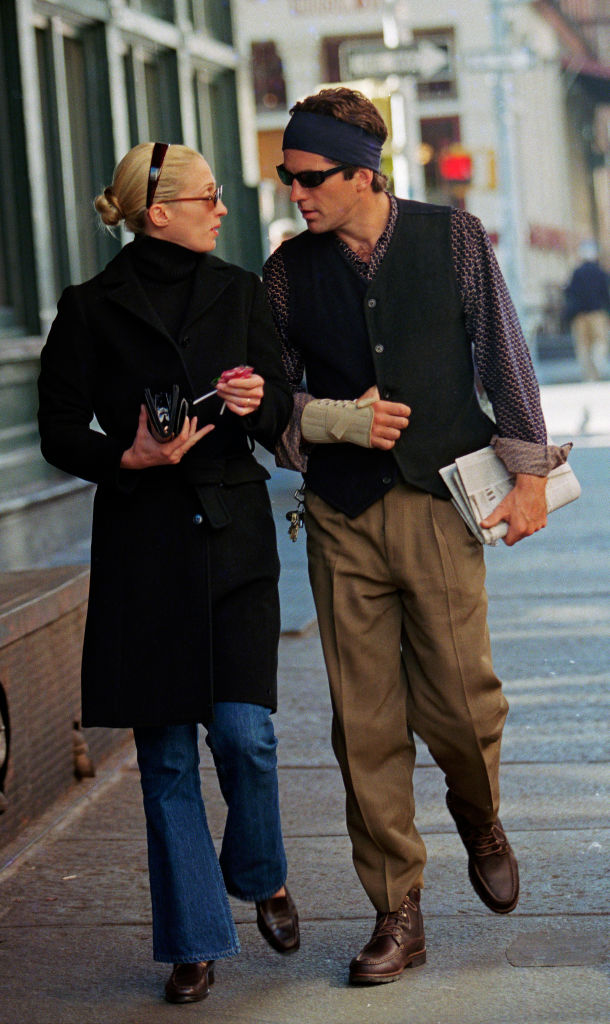 Styl Carolyn Bessette-Kennedy: Golf, jeansy, skórzane buty