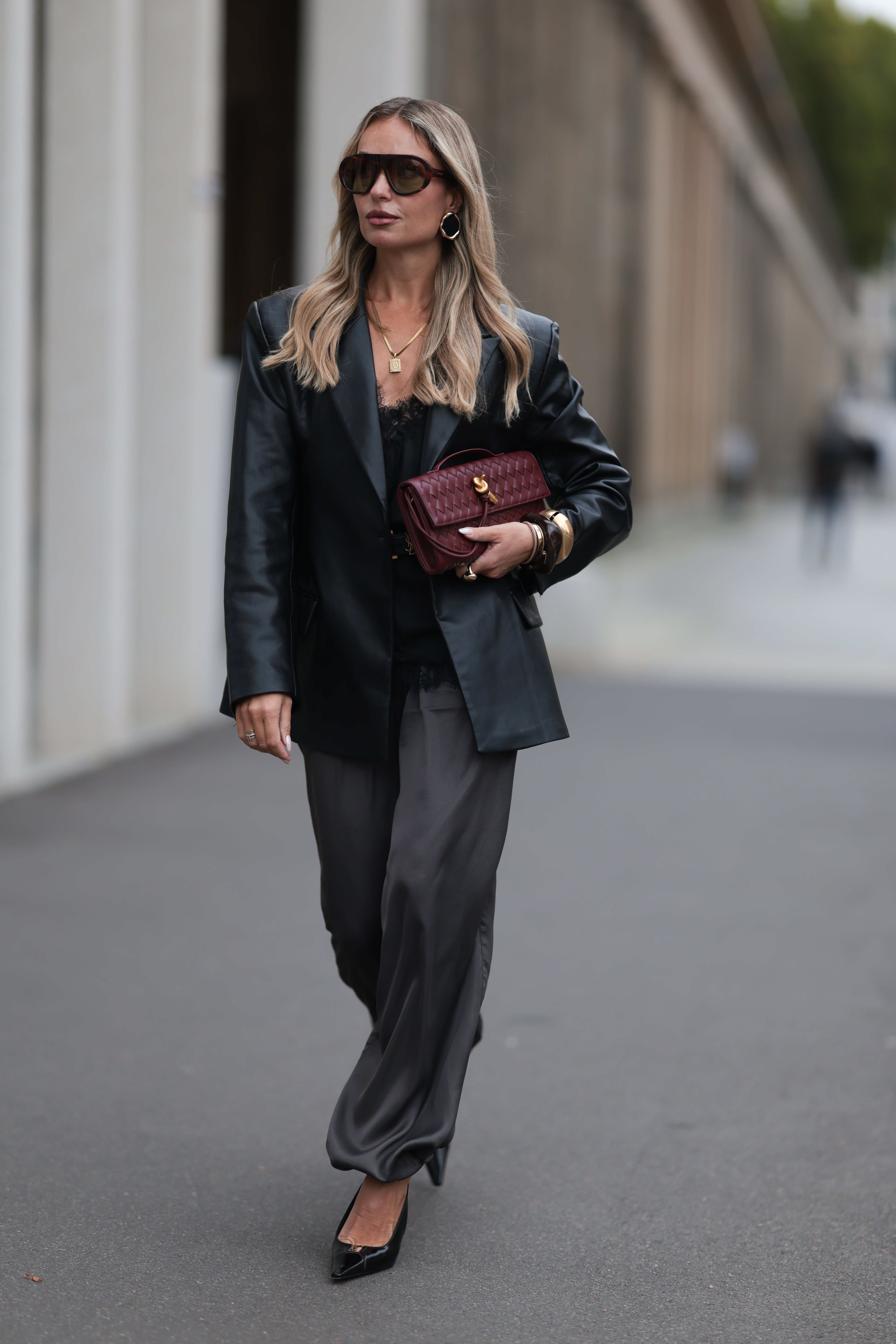 Liquid Trousers 2026. Satynowe spodnie w trendzie