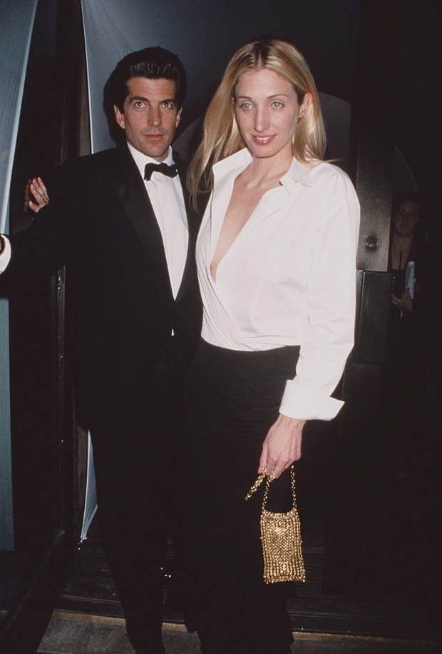 Styl Carolyn Bessette-Kennedy - biała koszula i czarne spodnie