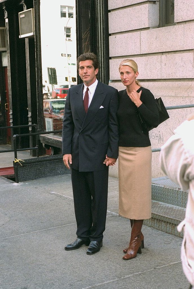 Styl Carolyn Bessette-Kennedy: beżowa spódnica i czarny sweter