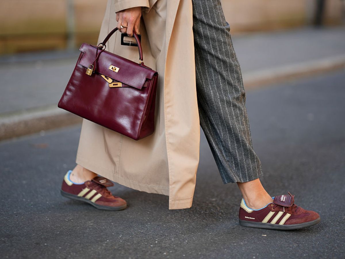 Brązowe sneakersy idą w odstawkę. Wiosną 2026 zastąpią je sportowe buty w szlachetnym odcieniu burgundu