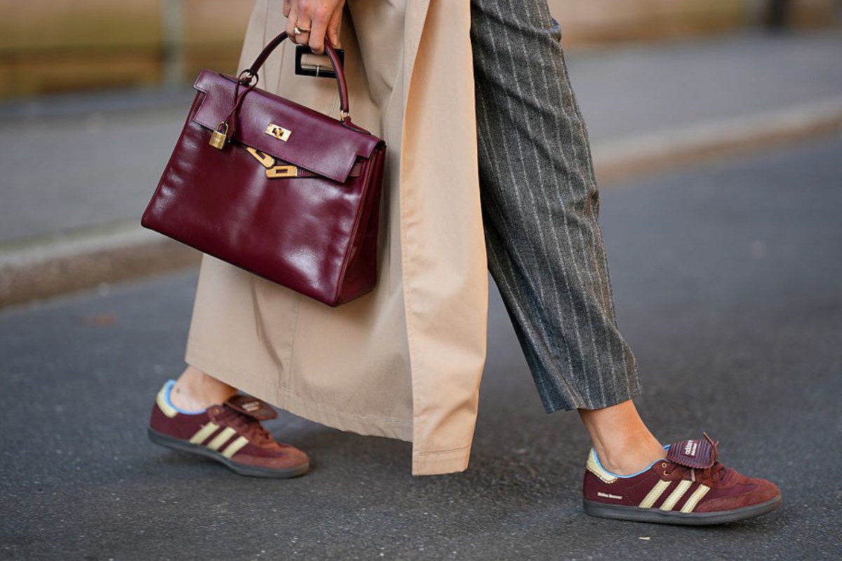 Brązowe sneakersy idą w odstawkę. Wiosną 2026 zastąpią je sportowe buty w szlachetnym odcieniu burgundu