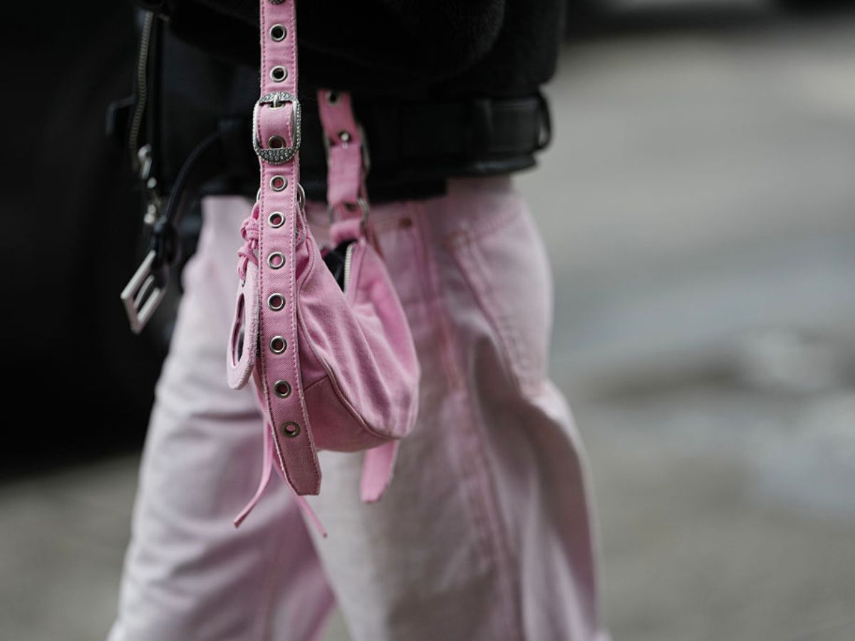 Jeansy „ballet pink” wprowadzą świeżość do wiosennych szaf, a it-girls już je noszą