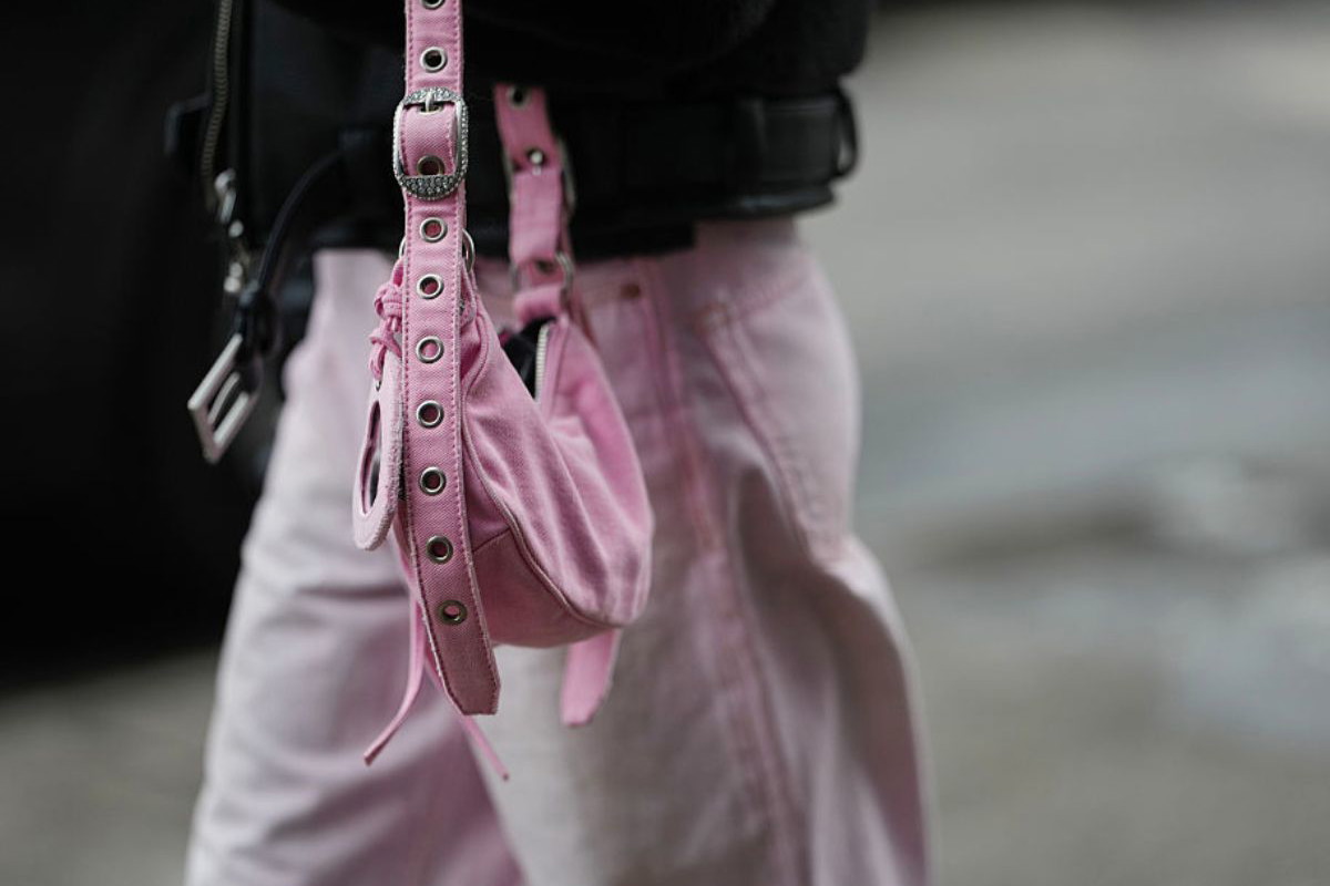 Jeansy „ballet pink” wprowadzą świeżość do wiosennych szaf, a it-girls już je noszą