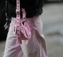 Jeansy „ballet pink” wprowadzą świeżość do wiosennych szaf, a it-girls już je noszą