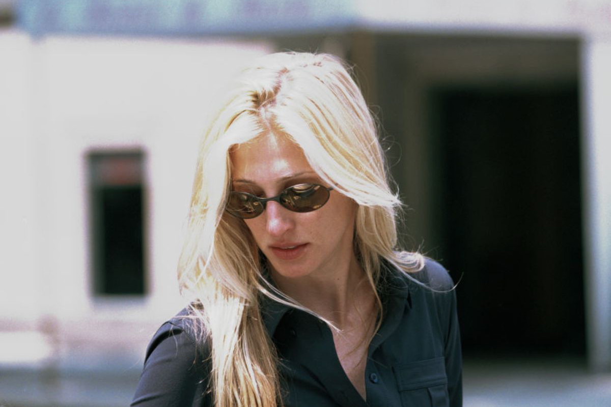 Te 3 stylizacje Carolyn Bessette-Kennedy to dowód na to, że moda lat 90. wciąż jest aktualna. Są minimalistyczne i łatwe do odwzorowania