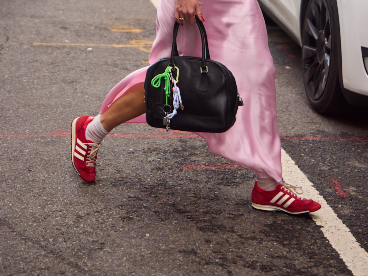 Retro sneakers w kolorze saturée rouge to najmodniejsze buty na wiosnę 2026