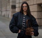 Sportowa kurtka to nowa definicja wiosennej elegancji. It-girls noszą ją do spódnic i garniturowych spodni