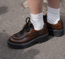 Wiosną 2026 buty „bun velours” zastąpią sneakersy