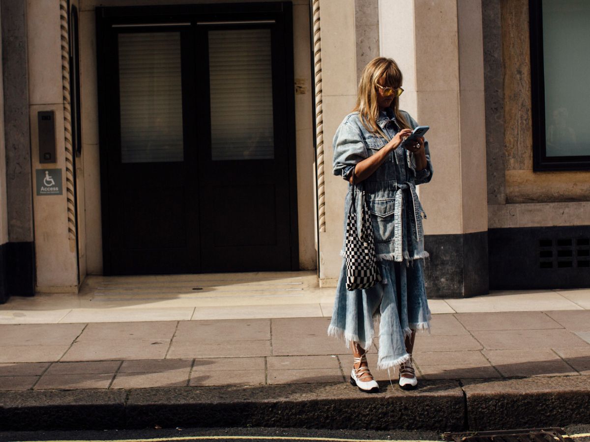Jeansowa „sculpted denim poet skirt” z wysokim stanem detronizuje ołówkową midi