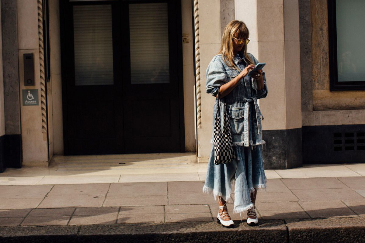Jeansowa „sculpted denim poet skirt” z wysokim stanem detronizuje ołówkową midi