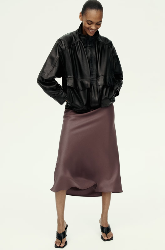 Ta spódnica midi z H&M w kolorze „cassel earth” to synonim wiosennego luksusu. Kosztuje 99 zł