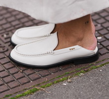 Już nie Birkenstock Boston. W tym sezonie it-girls stawiają na wygodne „mokamule”