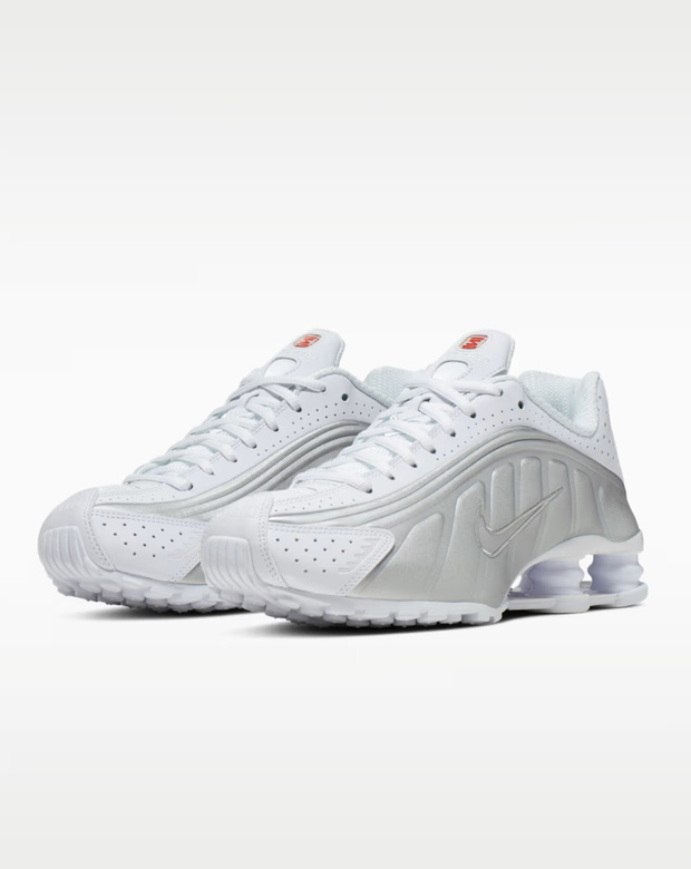 sneakersy Nike Shox R4 w kolorze "metallic silver" otrzymały miano it-shoes 2026