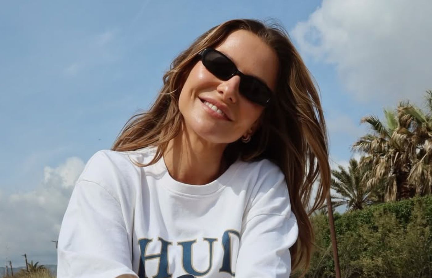 Anna Lewandowska nosi „skirted shirt” na wiosnę 2026
