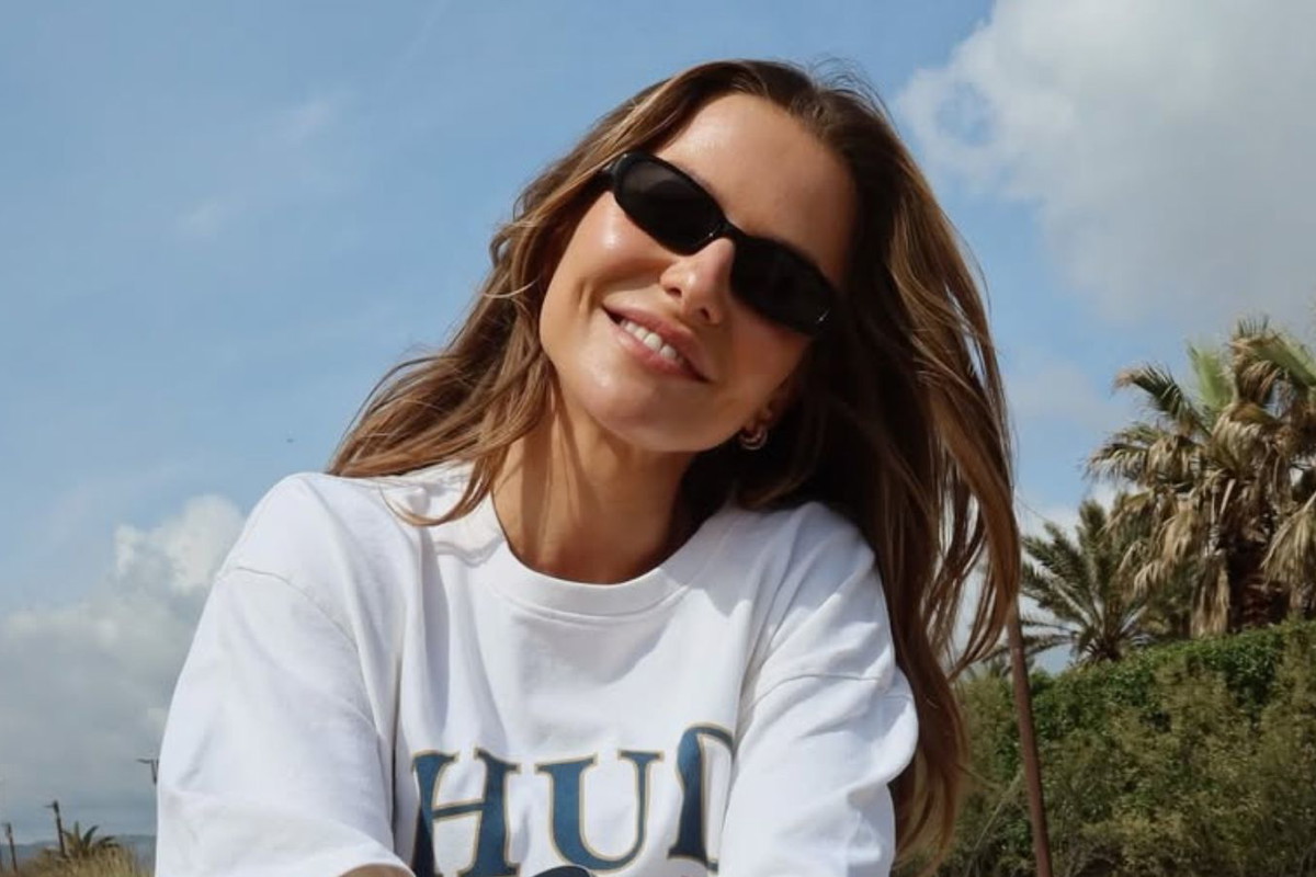 Anna Lewandowska nosi „skirted shirt” na wiosnę 2026