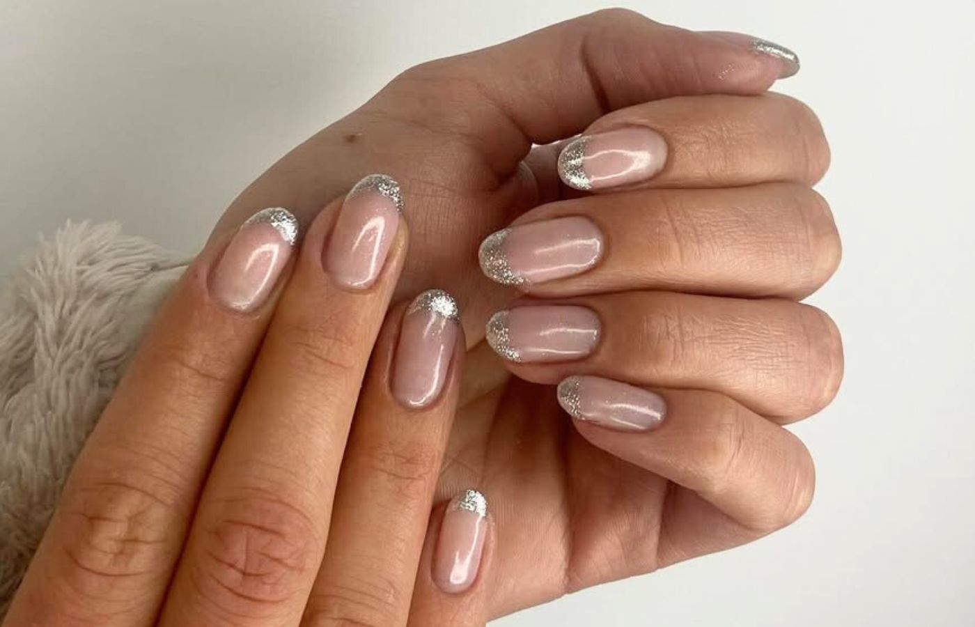 Manicure silver french na wiosnę 2026