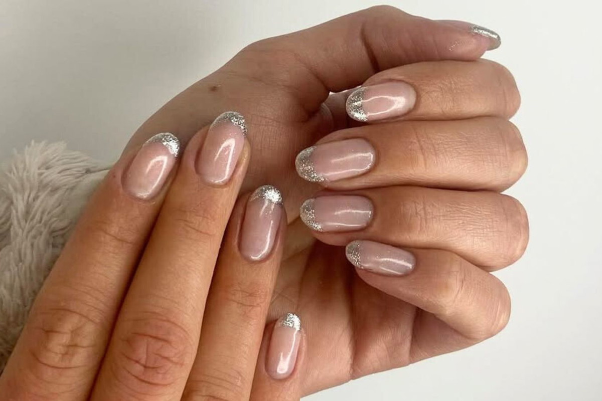 Manicure silver french na wiosnę 2026