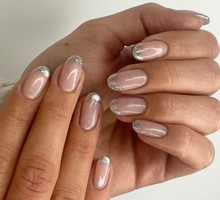 Manicure silver french na wiosnę 2026