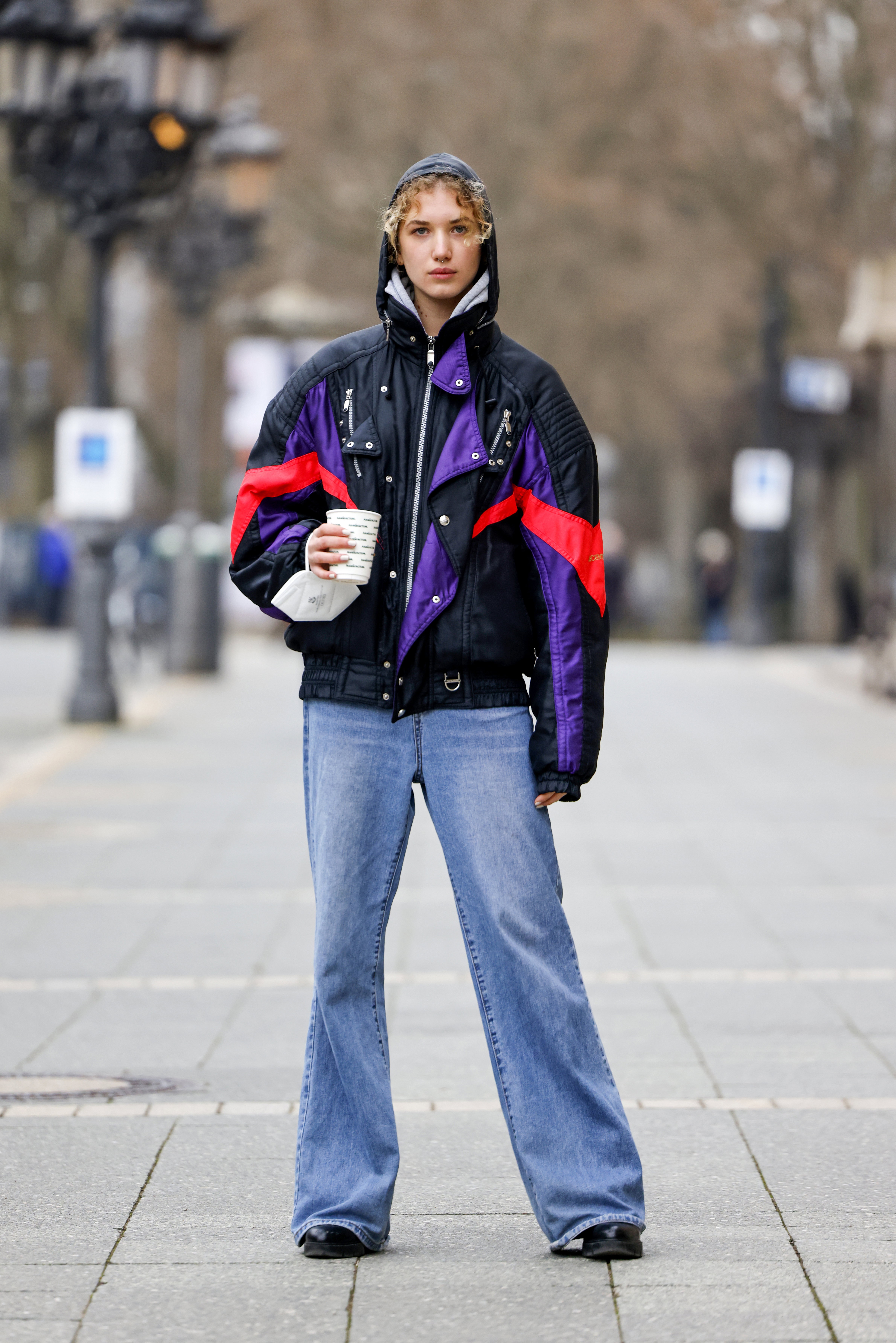 Kurtka windbreaker wiosna 2026. Stylizacje do sukienek i spódnic