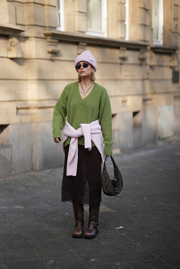 Pine green zamiast pasteli. Sweter Lary Gessler na wiosnę 2026