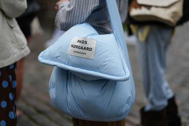 Pillow bag to hit wiosny 2026. Jak ją nosić?