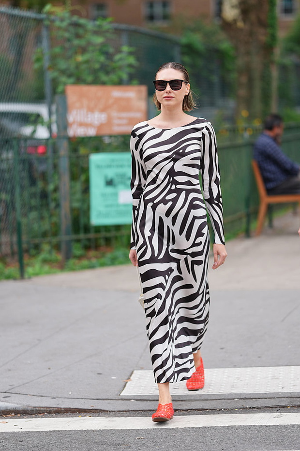 Sukienka w zwierzęcy print Mango: trend wiosna 2026
