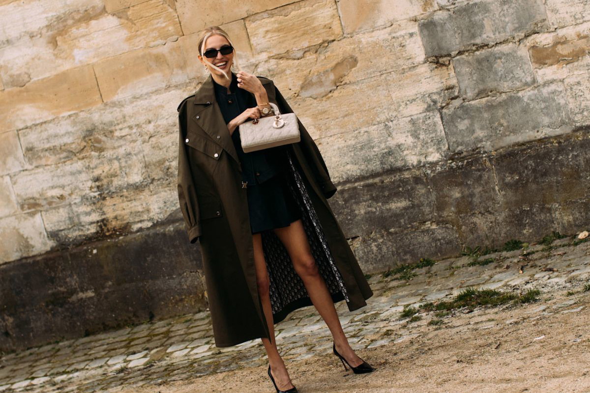 Cape coat” z wysoką stójką to idealna kurtka na wiosnę. Chroni przed deszczem i pasuje nie tylko do sneakersów