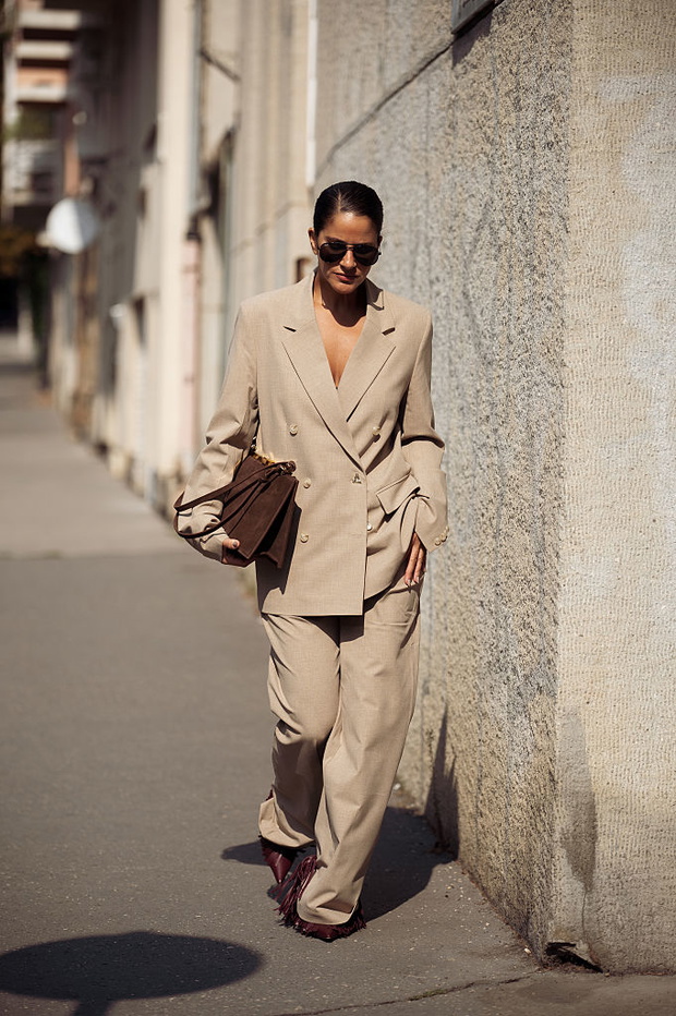 Camel suit zamiast szarego garnituru. Trend 2026