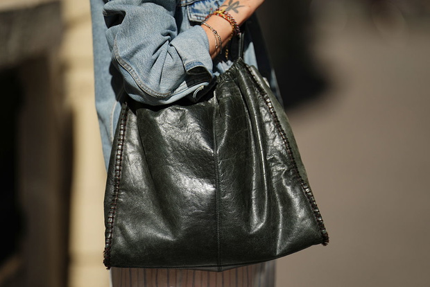 Crumpled oversized bag – trend torebek wiosna 2026