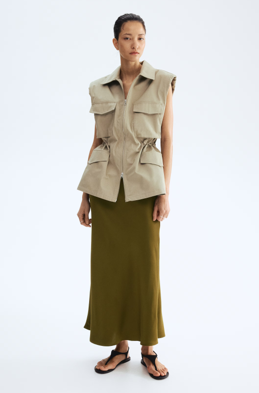 Spódnica midi w kolorze "pickle" z H&M to elegancka propozycja dla kobiet 40+