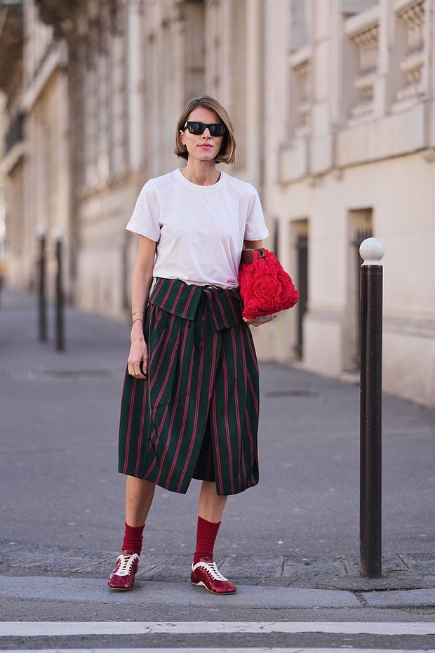 „Poet skirt” na wiosnę 2026. Spódnica midi i maxi wypiera slip skirt