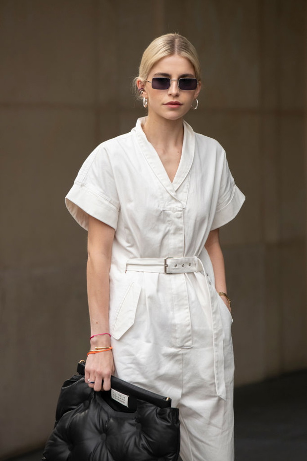 Monochromatyczny look w czerni i bieli. Trend wiosna 2026