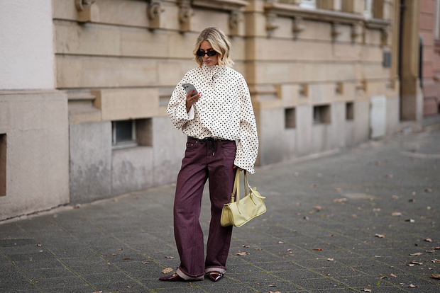 „Matcha green bag” i bluzka ze wzorem „polka dot” – najmodniejsze połączenie na wiosnę 2026