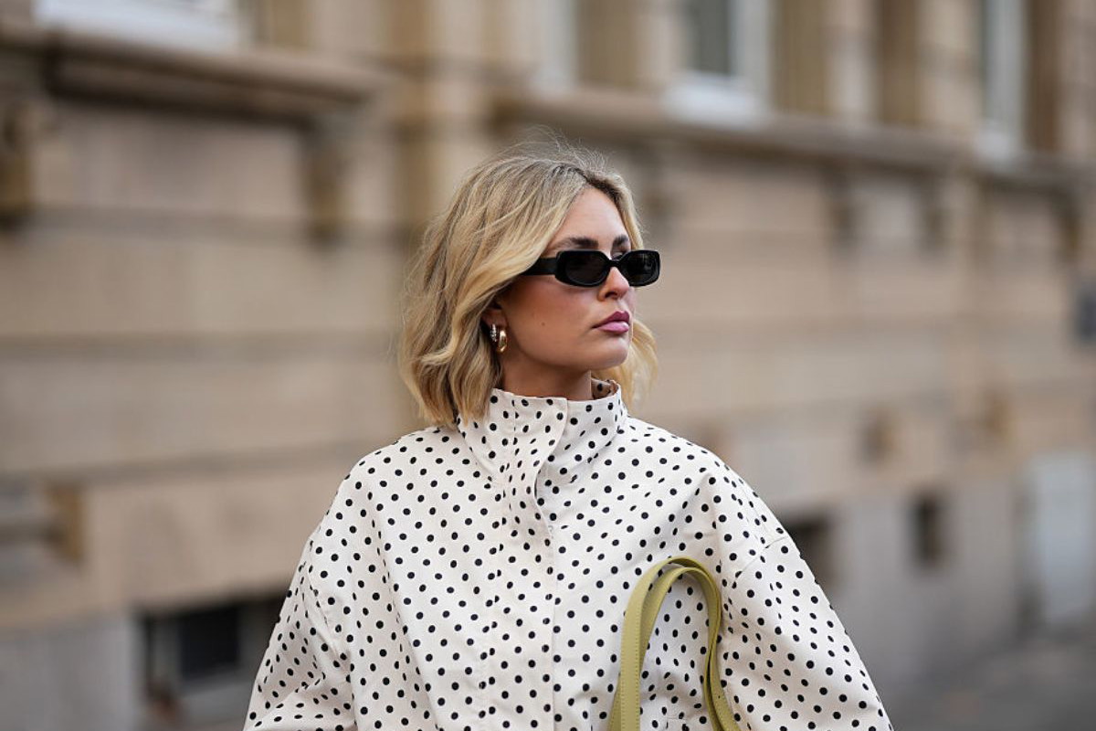 „Matcha green bag” i bluzka ze wzorem „polka dot” to ulubione połączenie it-girls na wiosnę 2026