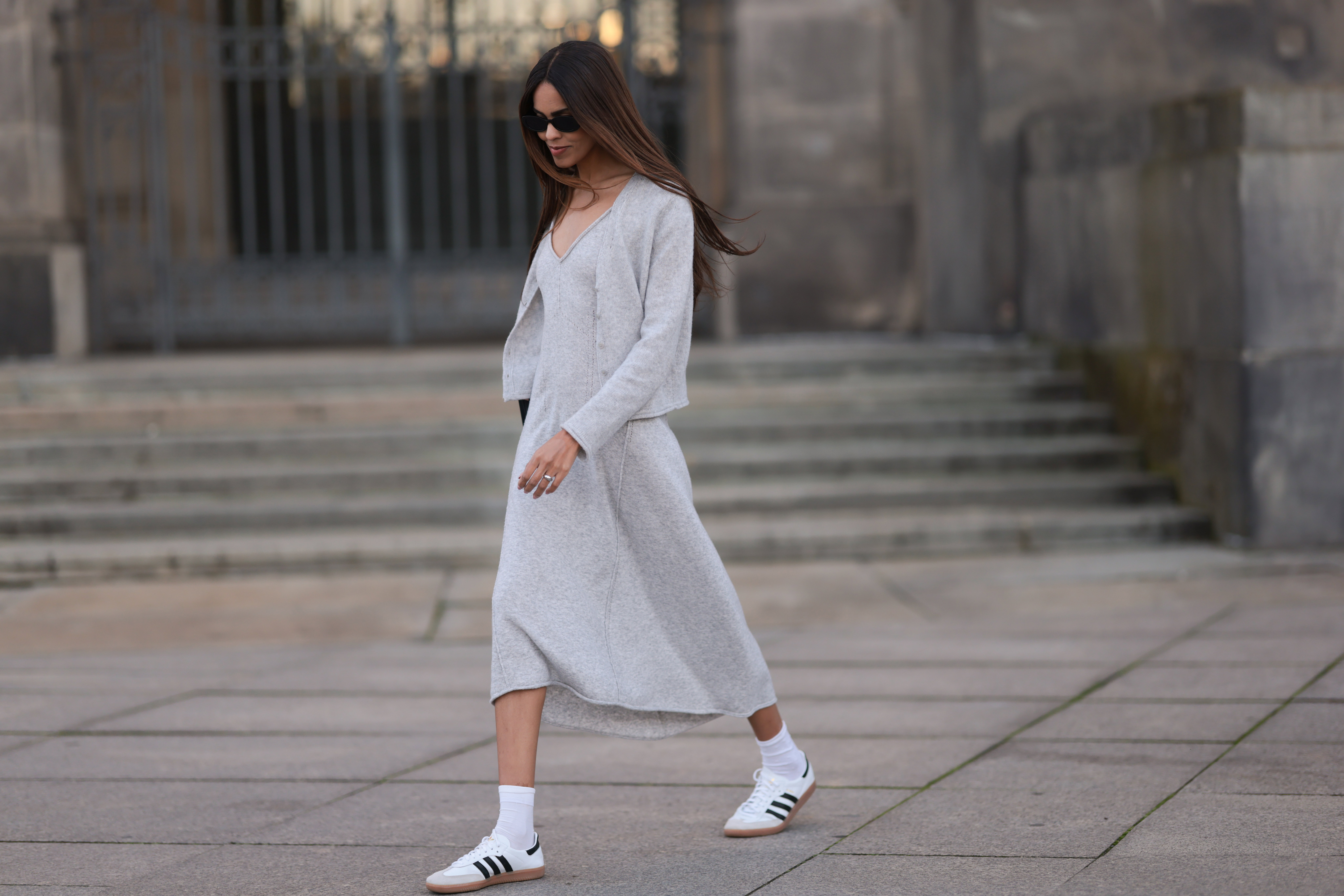Dzianinowa sukienka w stylu „cozy luxury” – wygodne modele wiosna 2026