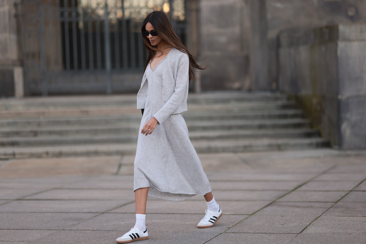 Dzianinowa sukienka w stylu „cozy luxury” – wygodne modele wiosna 2026