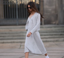 Dzianinowa sukienka w stylu „cozy luxury” – wygodne modele wiosna 2026