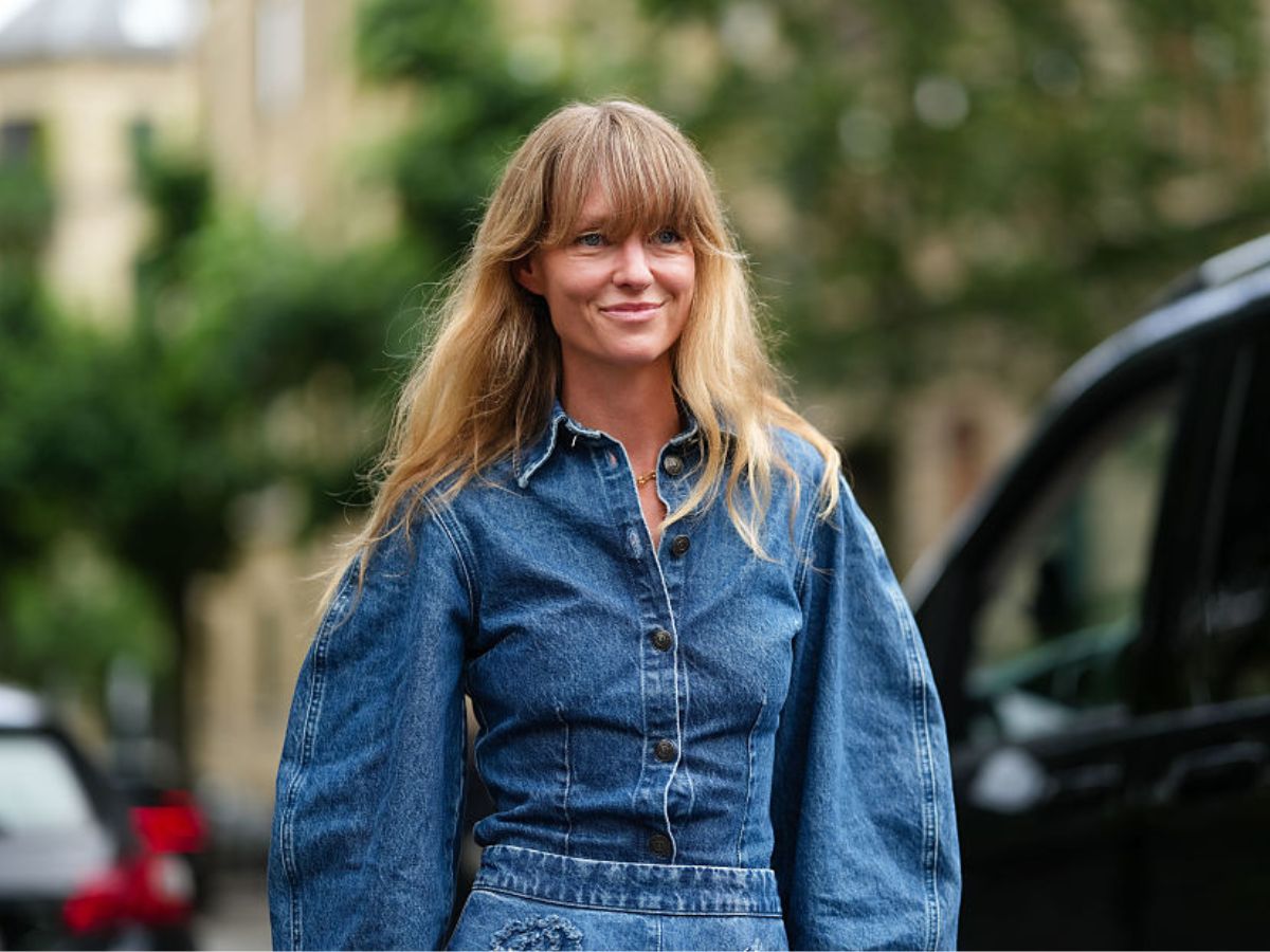Skandynawki przywracają wiosenny trend na jeansowe koszule. Przez te 4 modele katany idą w odstawkę