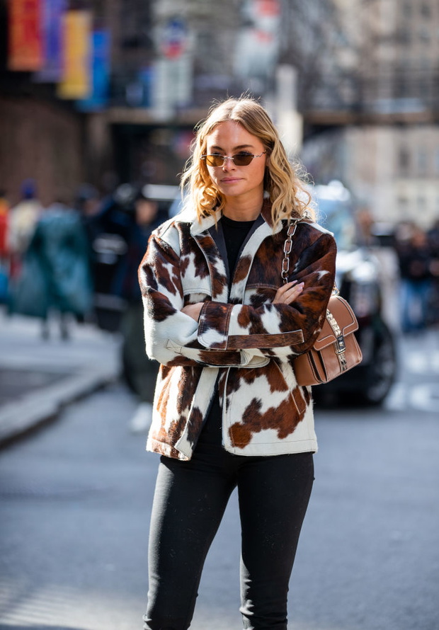Cow print jacket – trend wiosna 2026 w stylu Julii Wieniawy