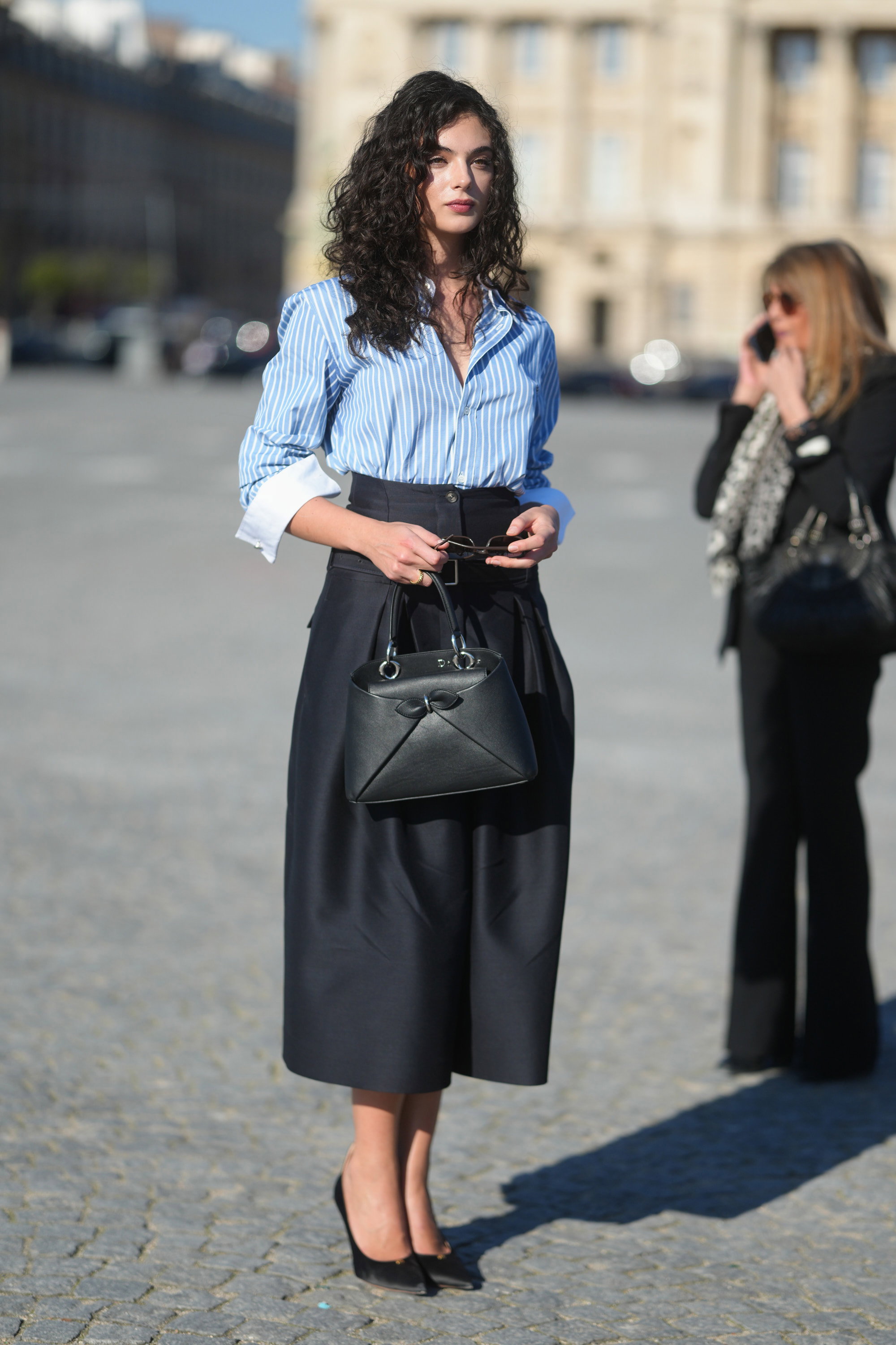 „Poet skirt” na wiosnę 2026. Spódnica midi i maxi wypiera slip skirt