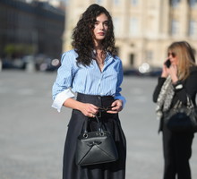 „Poet skirt” na wiosnę 2026. Spódnica midi i maxi wypiera slip skirt