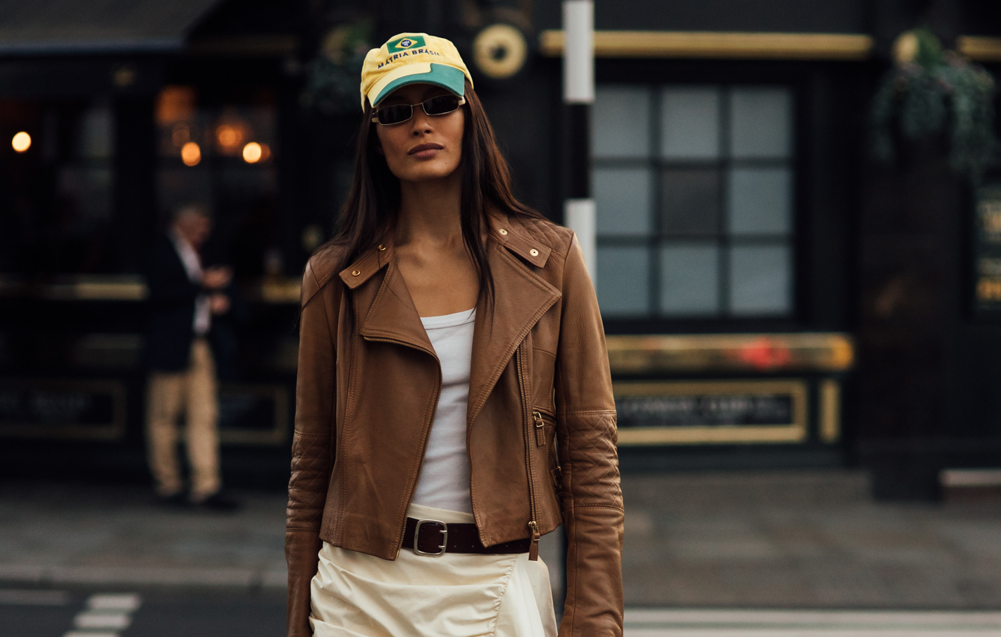 Spódnica midi z H&amp;M w kolorze "eggshell" to hit na wiosnę 2026 w stylu "Bali vibe", ale w miejskiej przestrzeni