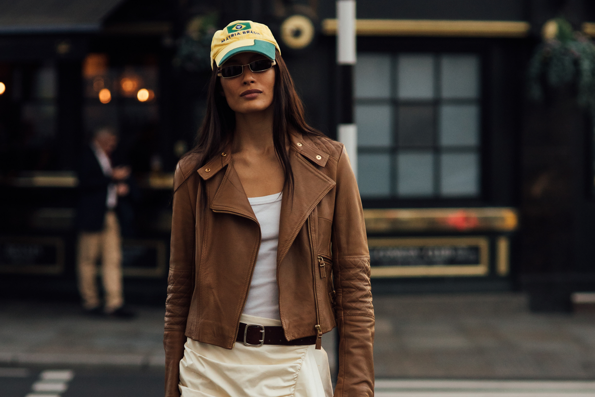 Spódnica midi z H&M w kolorze "eggshell" to hit na wiosnę 2026 w stylu "Bali vibe", ale w miejskiej przestrzeni