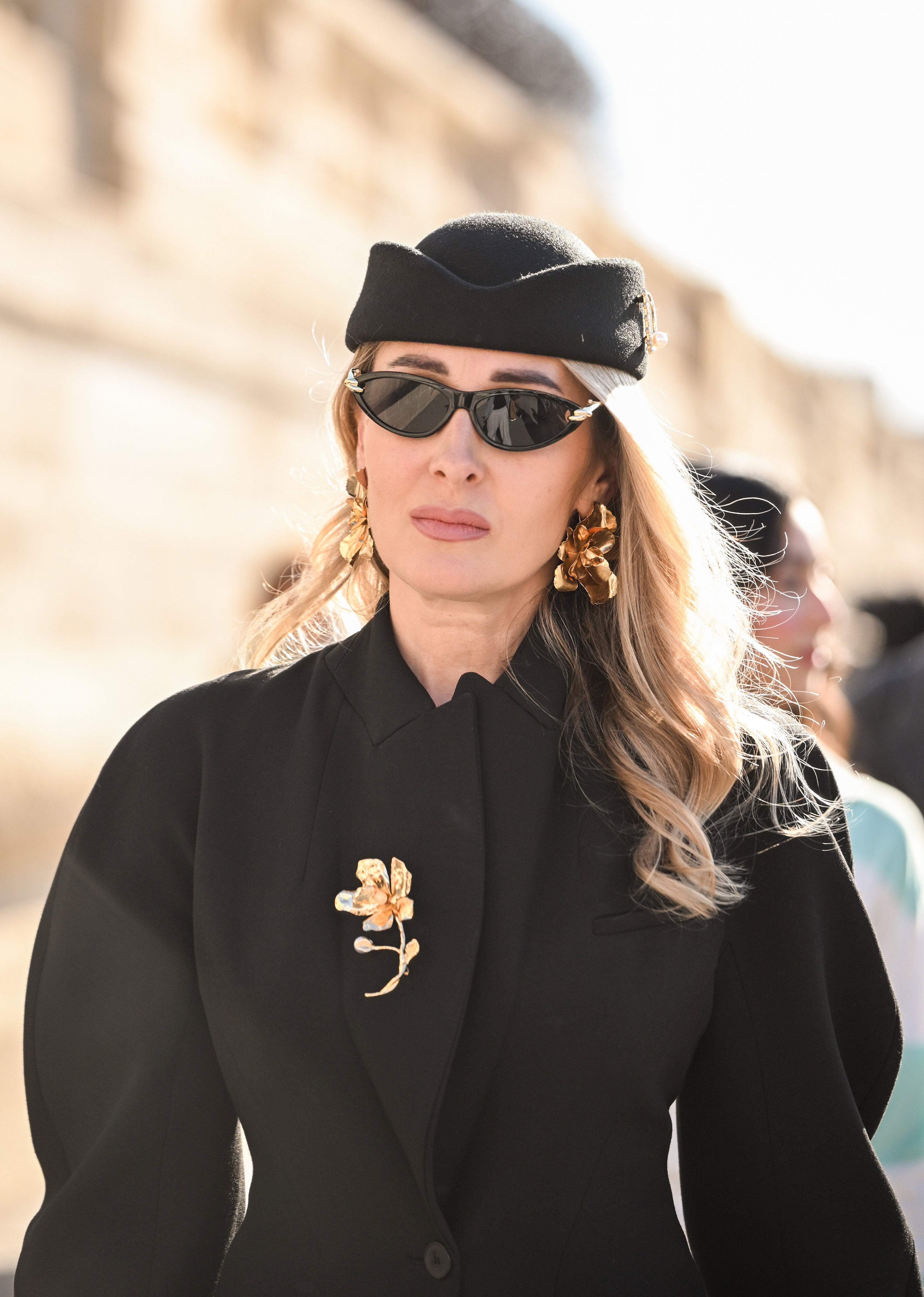 Statement brooch na wiosnę 2026. Broszka wraca do trendów