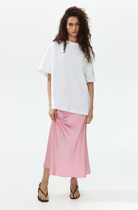 Spódnica midi w kolorze "Spanish pink" z H&amp;M. Ten model zmienia wszystko na wiosnę 2026
