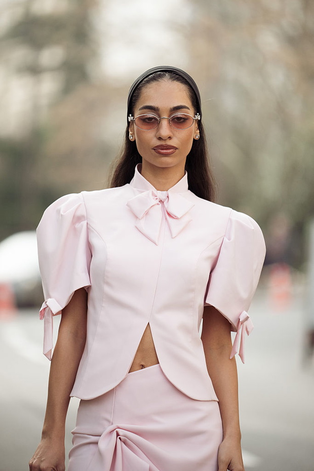 Sheer powder blouse – romantyczny trend wiosna 2026