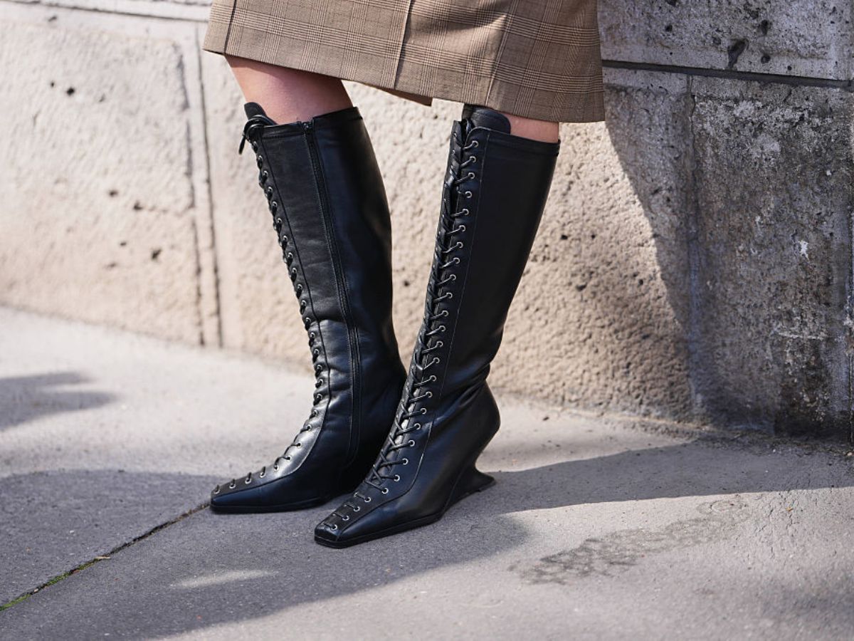 Sznurowane „block heel boots” w stylu lat 60. wracają do łask. Są idealne do jeansów i spódnicy